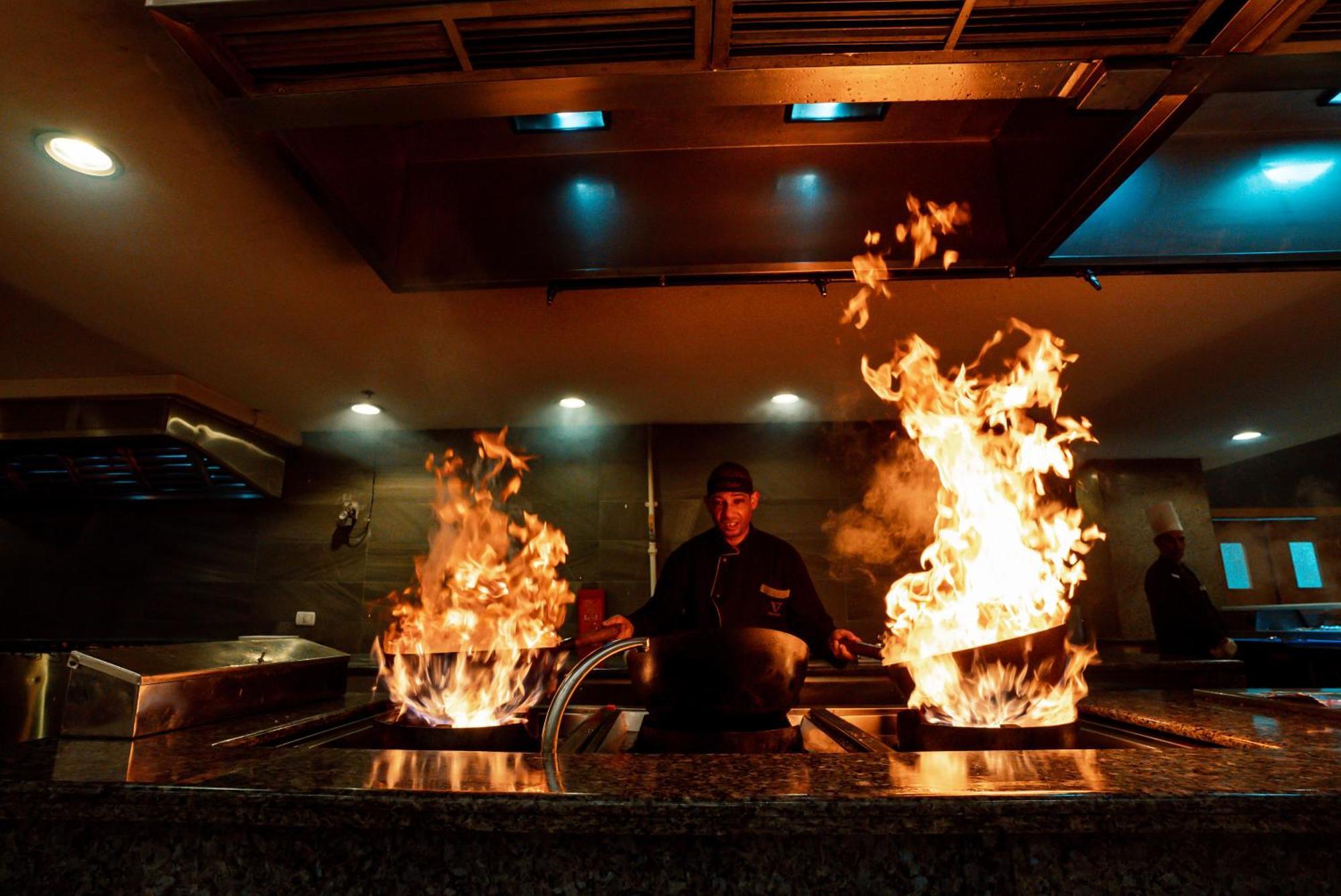 The V Luxury Resort Sahl Hasheesh Χουργκάντα Εξωτερικό φωτογραφία A chef cooking with a wok
