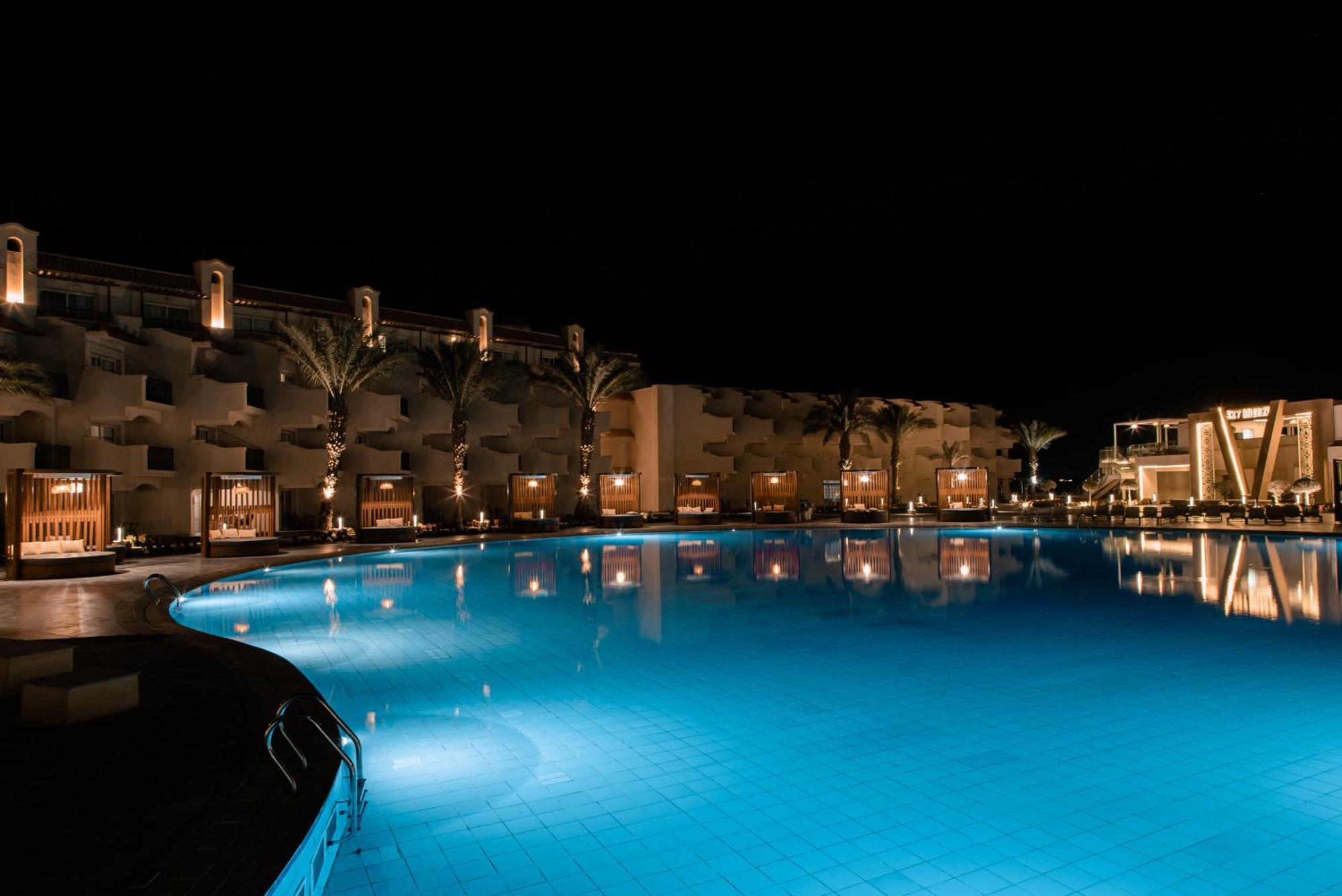 The V Luxury Resort Sahl Hasheesh Χουργκάντα Εξωτερικό φωτογραφία The pool at the resort at night