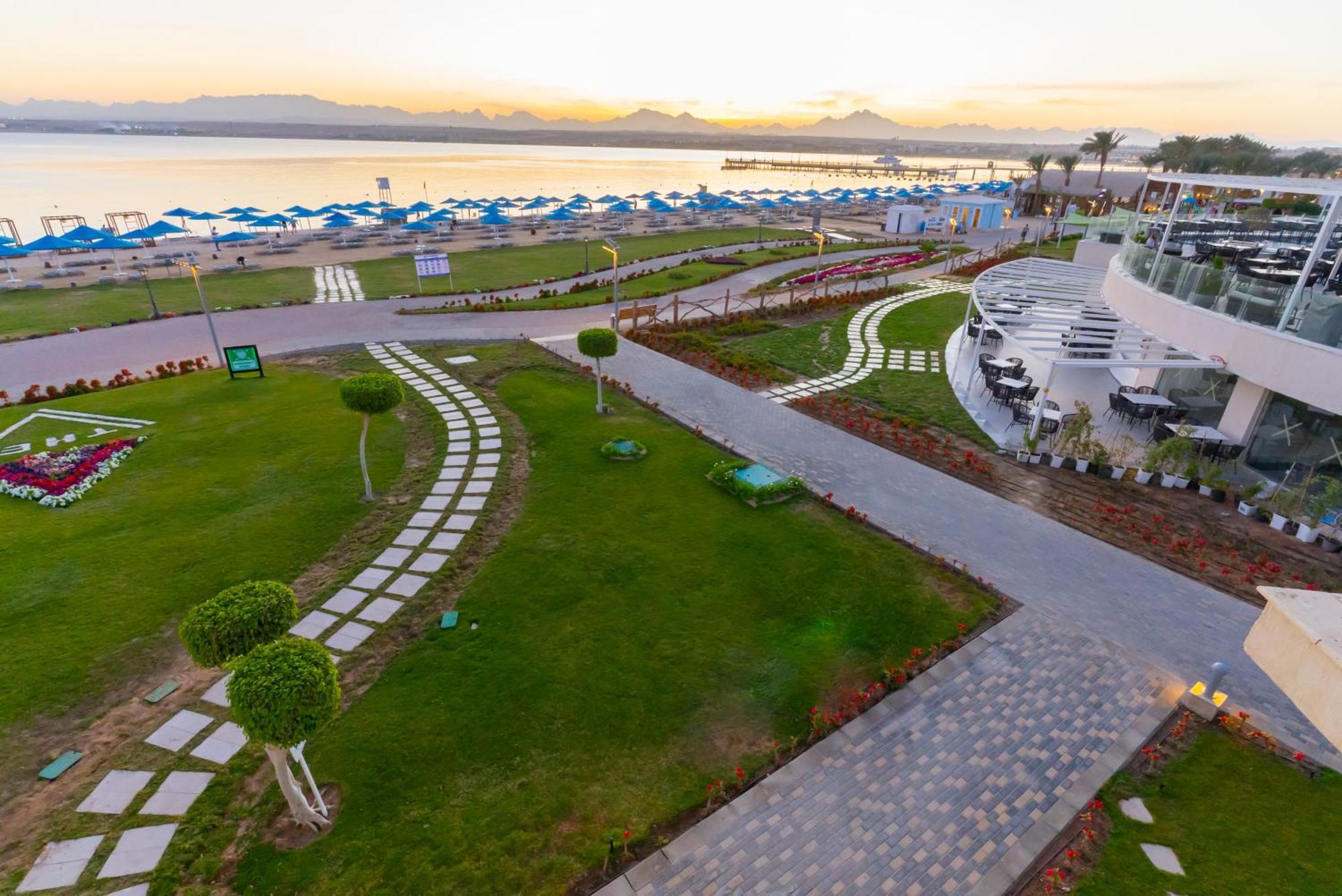 The V Luxury Resort Sahl Hasheesh Χουργκάντα Εξωτερικό φωτογραφία The resort's beach