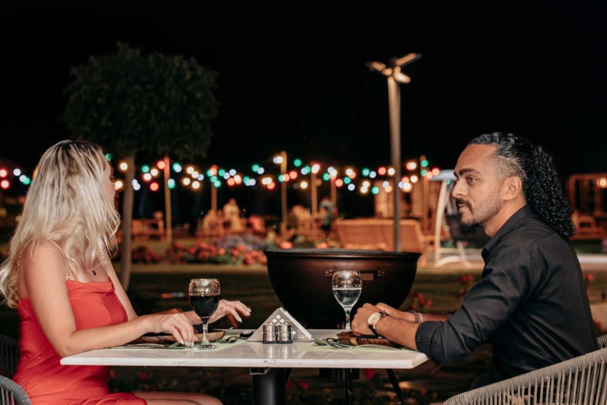 The V Luxury Resort Sahl Hasheesh Χουργκάντα Εξωτερικό φωτογραφία A couple dining at a restaurant