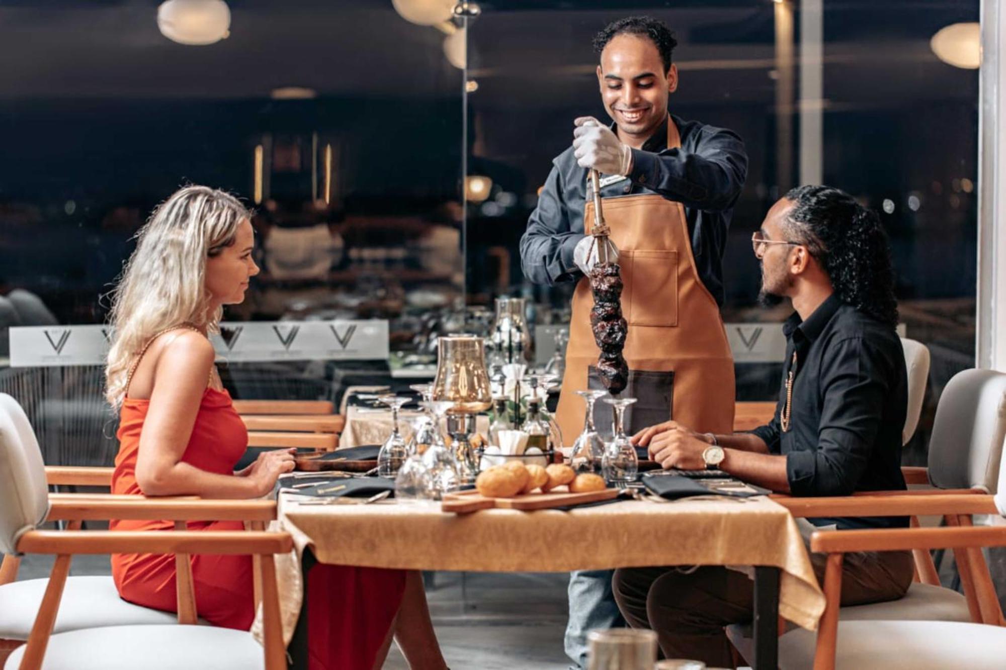 The V Luxury Resort Sahl Hasheesh Χουργκάντα Εξωτερικό φωτογραφία A waiter serving a couple at a restaurant