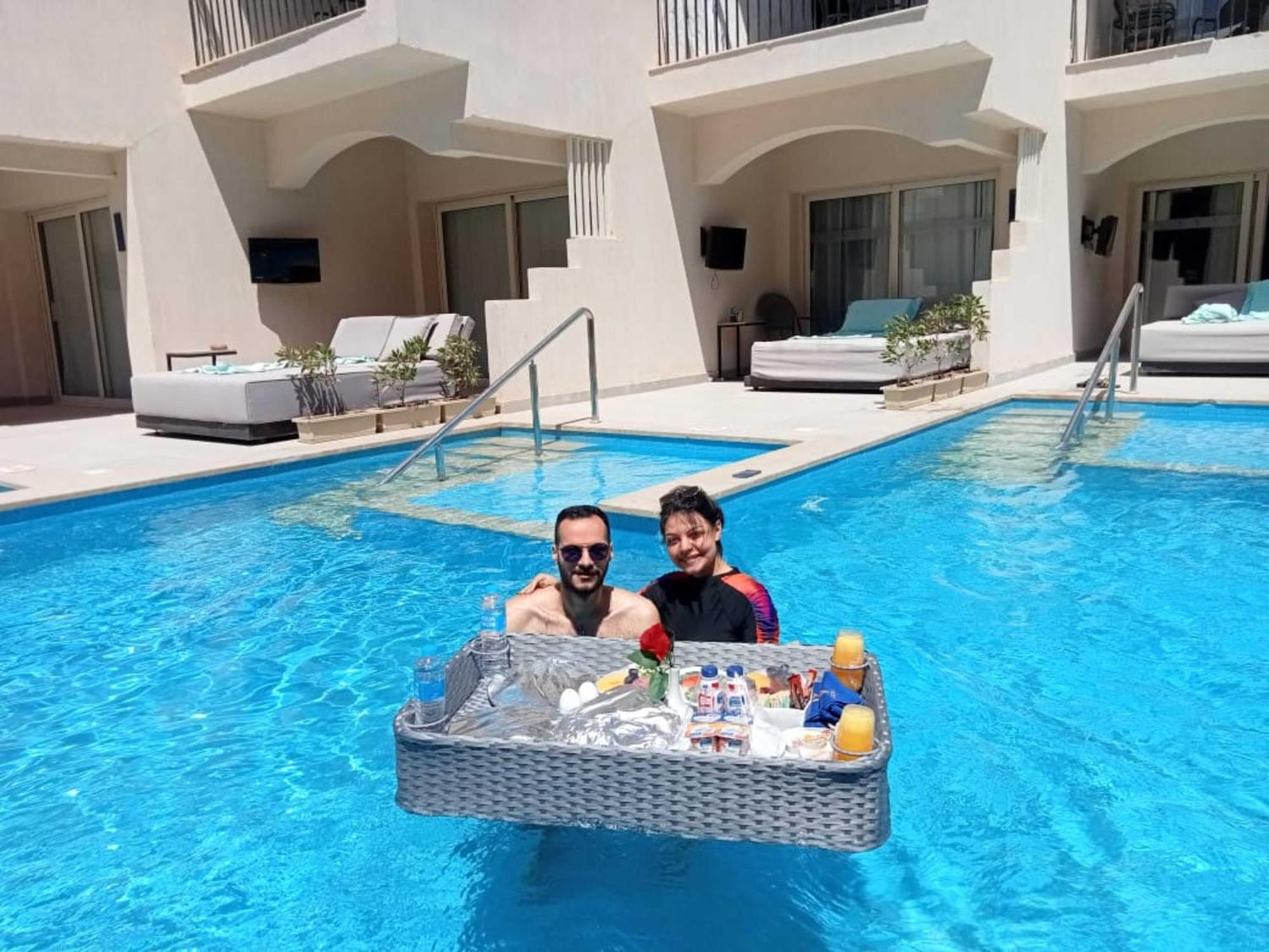 The V Luxury Resort Sahl Hasheesh Χουργκάντα Εξωτερικό φωτογραφία Floating pool service at a resort